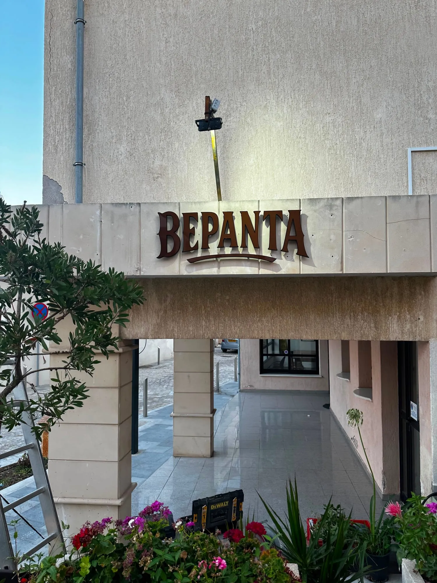 Veranta by Focus Signs