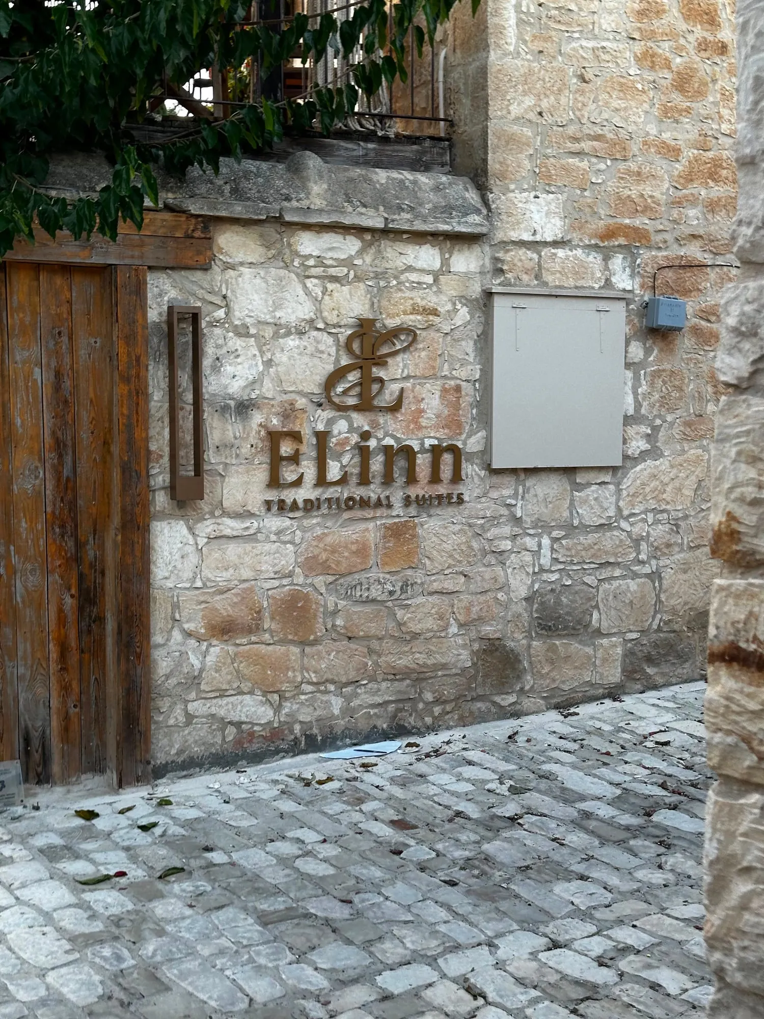 ELinn traditional house by Focus Signs